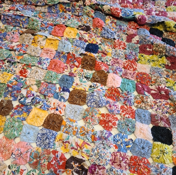 Yo yo Quilt Vintage 1940's thru 1970's fabric 72" x 84" - Picture 3 of 7